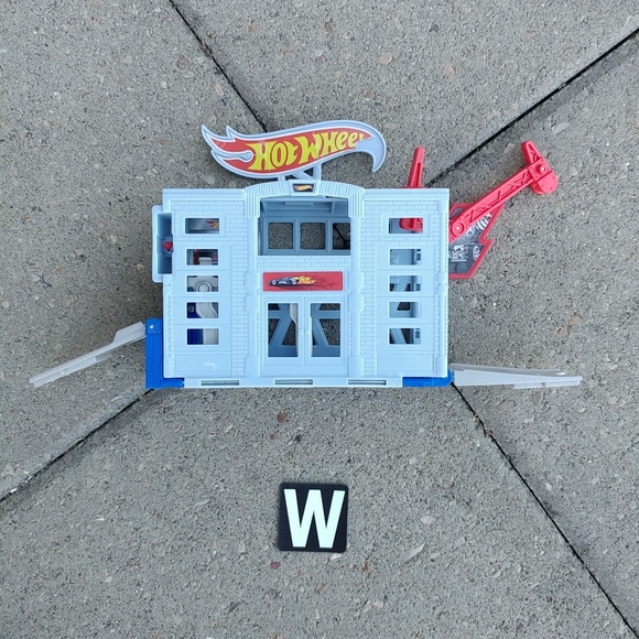Mattel Toys Hot Wheels City Power Lift Garage Portable Play Set